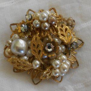 Vintage rhinestone / faux  pearl pin